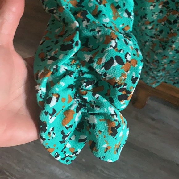 NWOT never been worn Joie green ruched 3/4 sleeve blouse, Size Medium - Picture 3 of 4